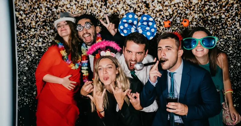 Grupo de invitados participando juntos en el fotomatón
