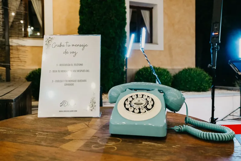 Teléfono retro turquesa del audiolibro de firmas de El Carrete