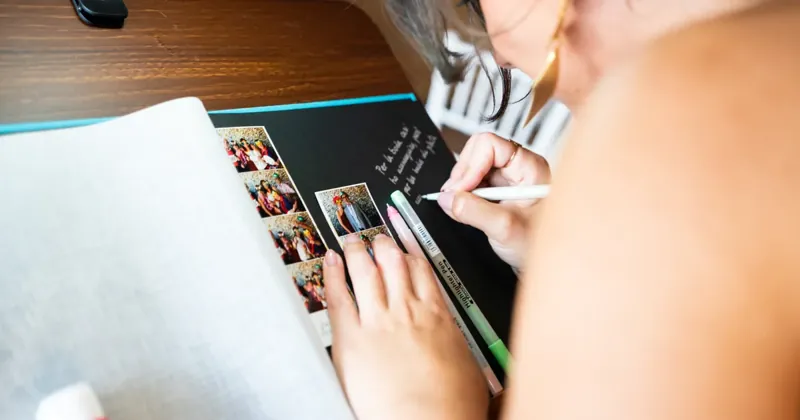 Invitada colocando una fotografía personalizada en el libro de firmas