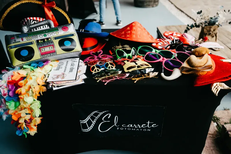 Mesa de accesorios preparada por El Carrete