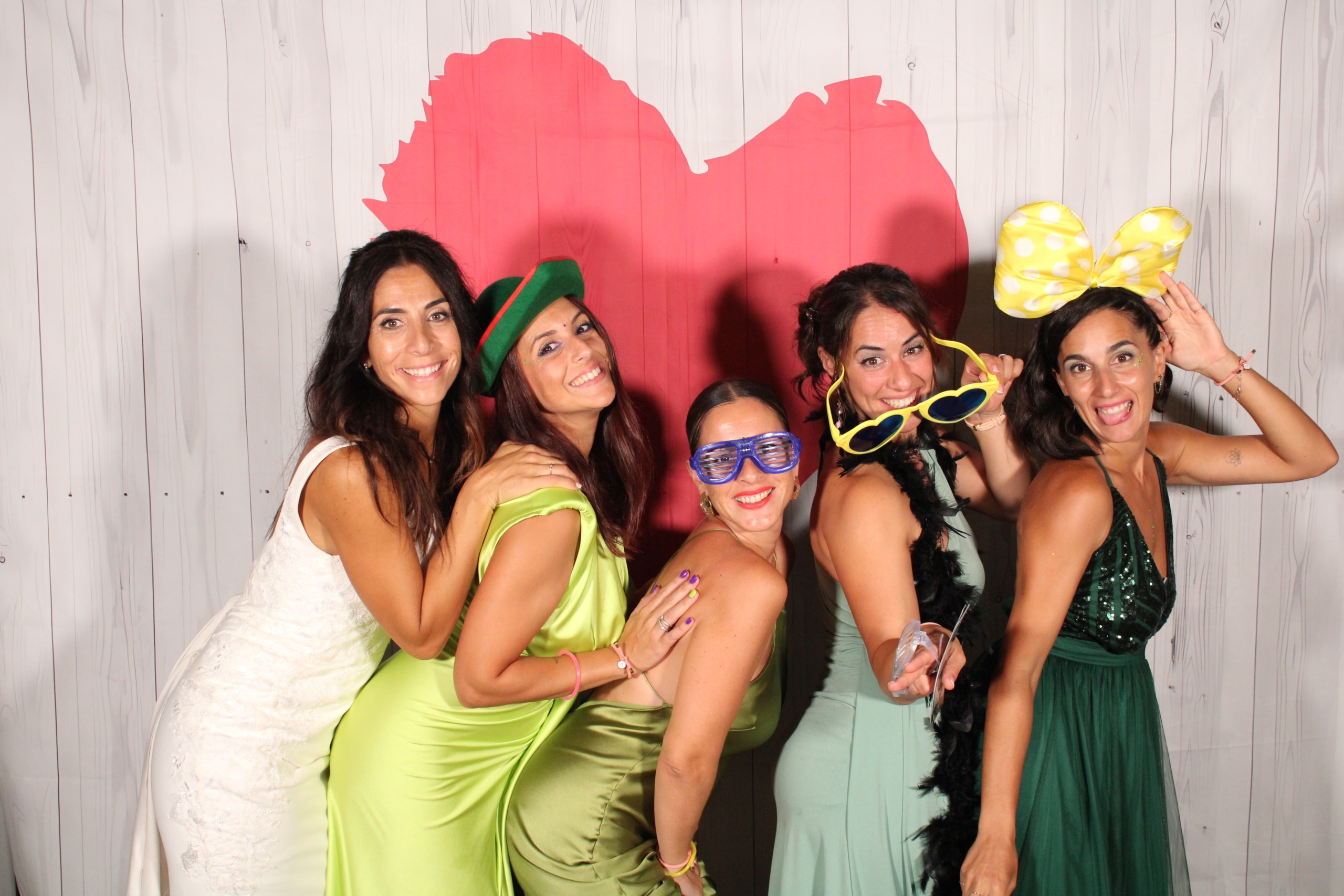 Cabina de fotomatón profesional de El Carrete con un fondo de lentejuelas doradas, ideal para una boda en Lleida.