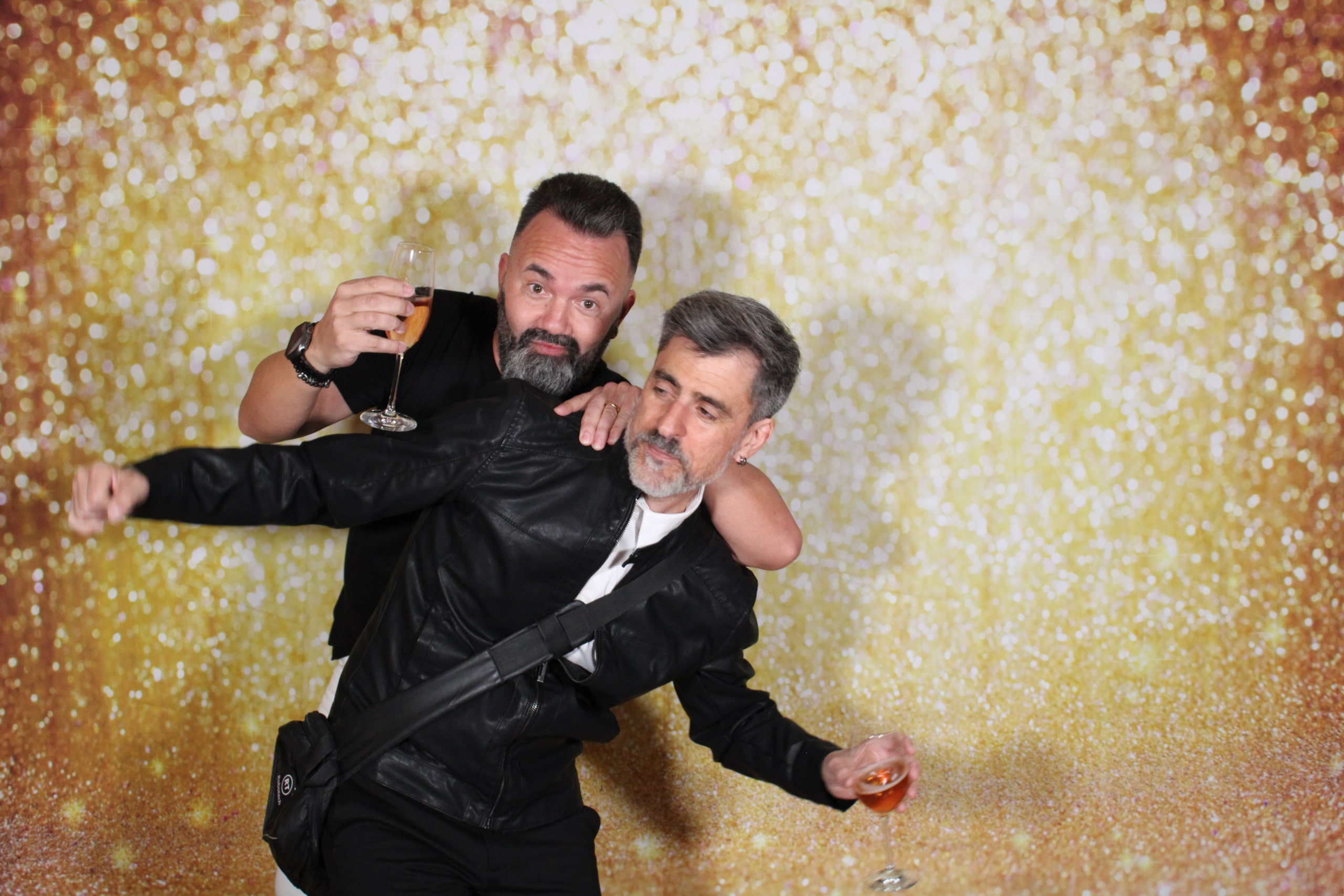 Invitados de una boda en Lleida divirtiéndose en la plataforma 360 del videomatón 360 con pistolas de burbujas para el efecto slow motion.