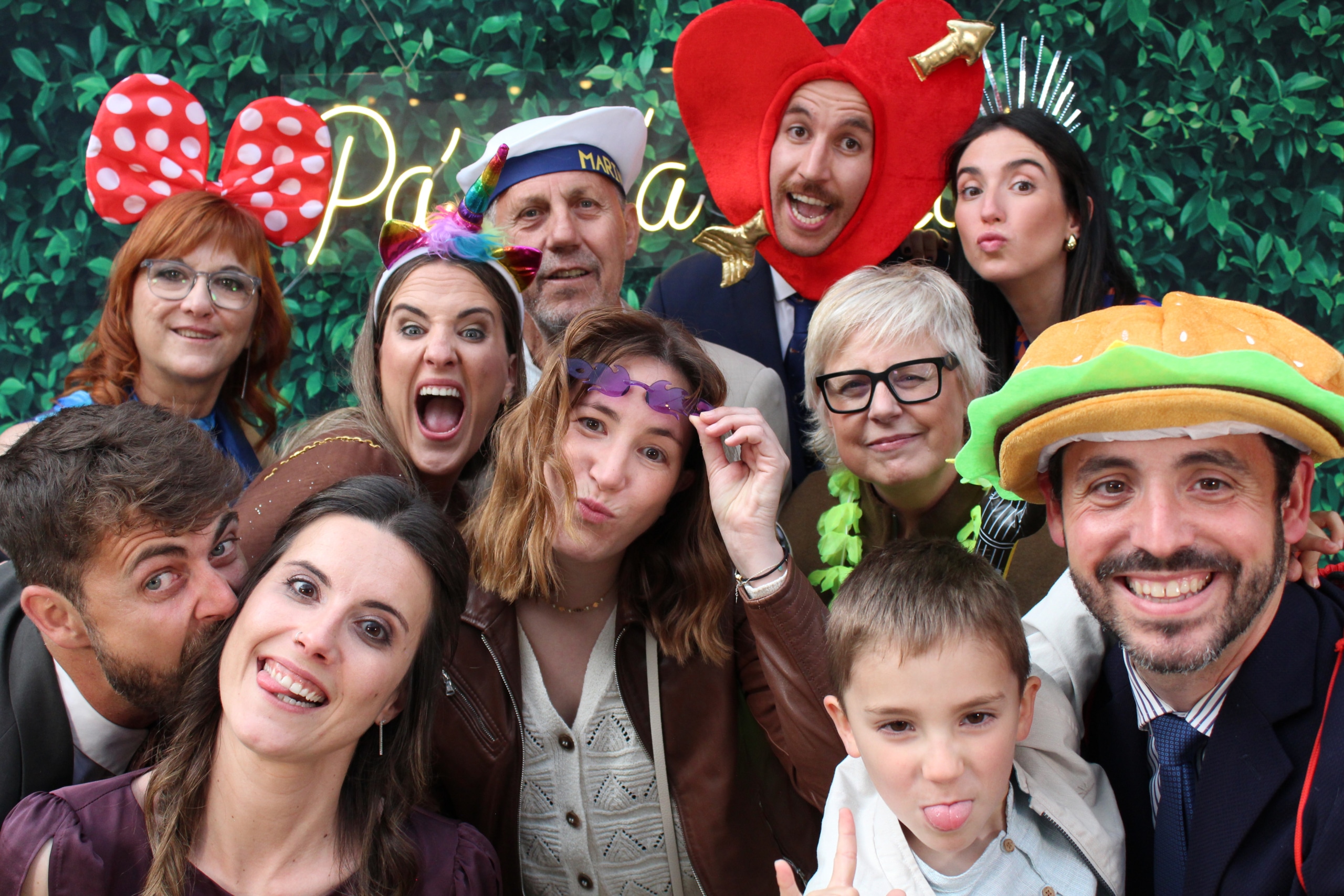 Invitados a una boda en Lleida posando con un cartel de luces en la plataforma 360 del videomatón 360.