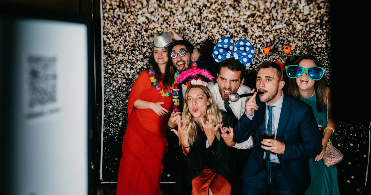 Invitados disfrutando de un fotomatón en una boda en Lleida
