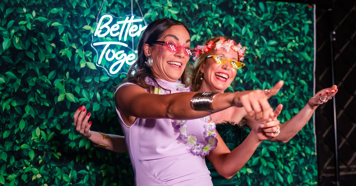 Invitadas utilizando el fotomatón durante la celebración de una boda