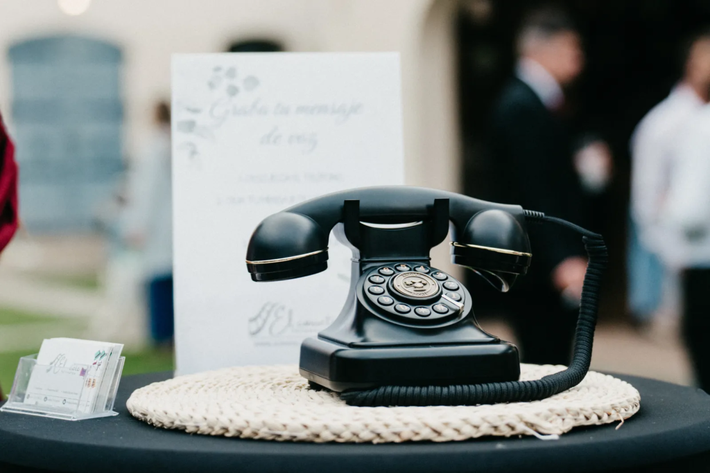 Audiolibro de firmas con teléfono negro de estilo retro