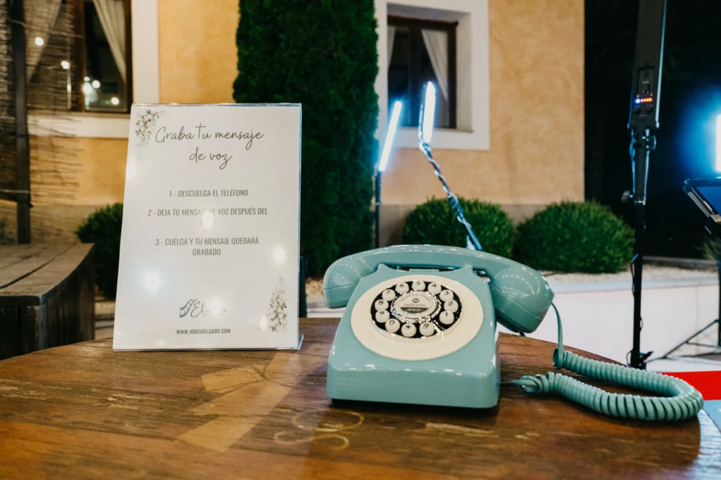 Audiolibro de firmas turquesa preparado en una boda