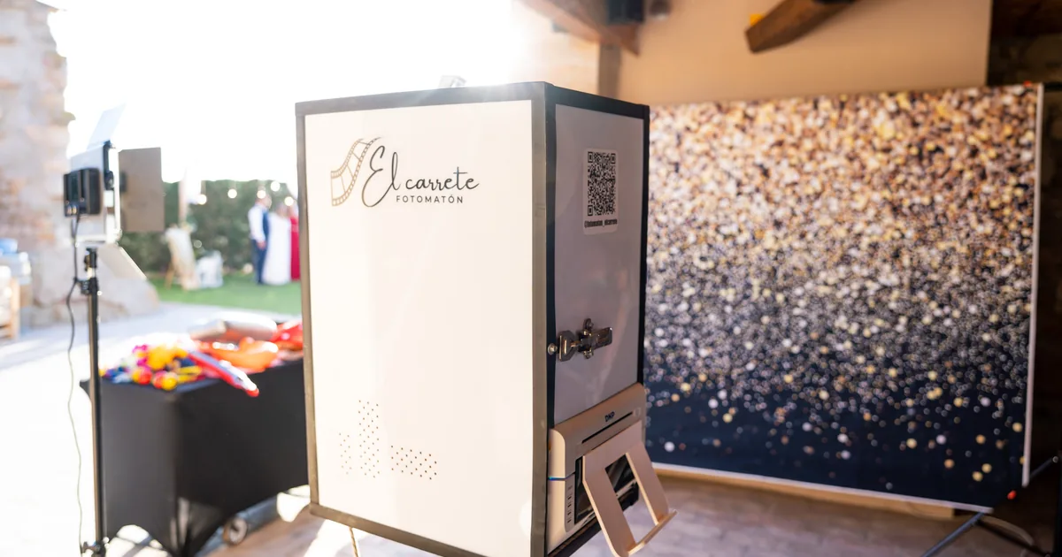 Montaje completo de fotomatón con cabina y fondo para una boda